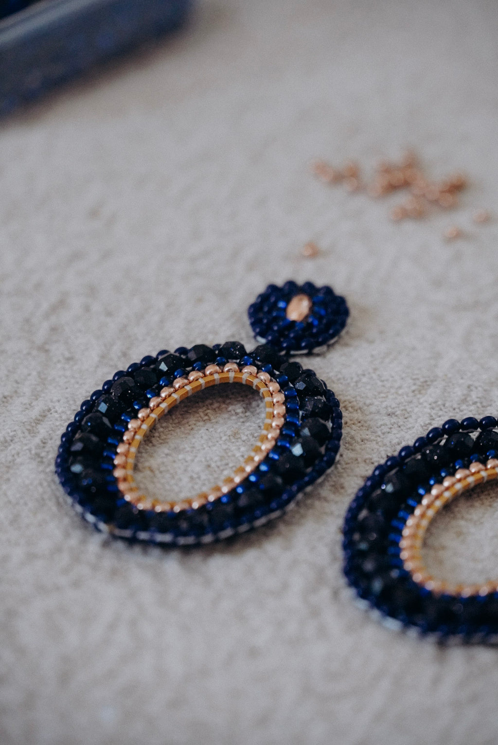 Modell "Emma" in dunkelblau/gold