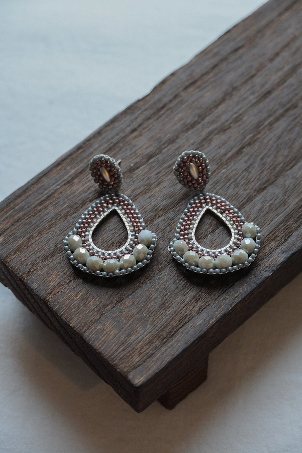 Modell „Frieda“ in Kupfer/grau