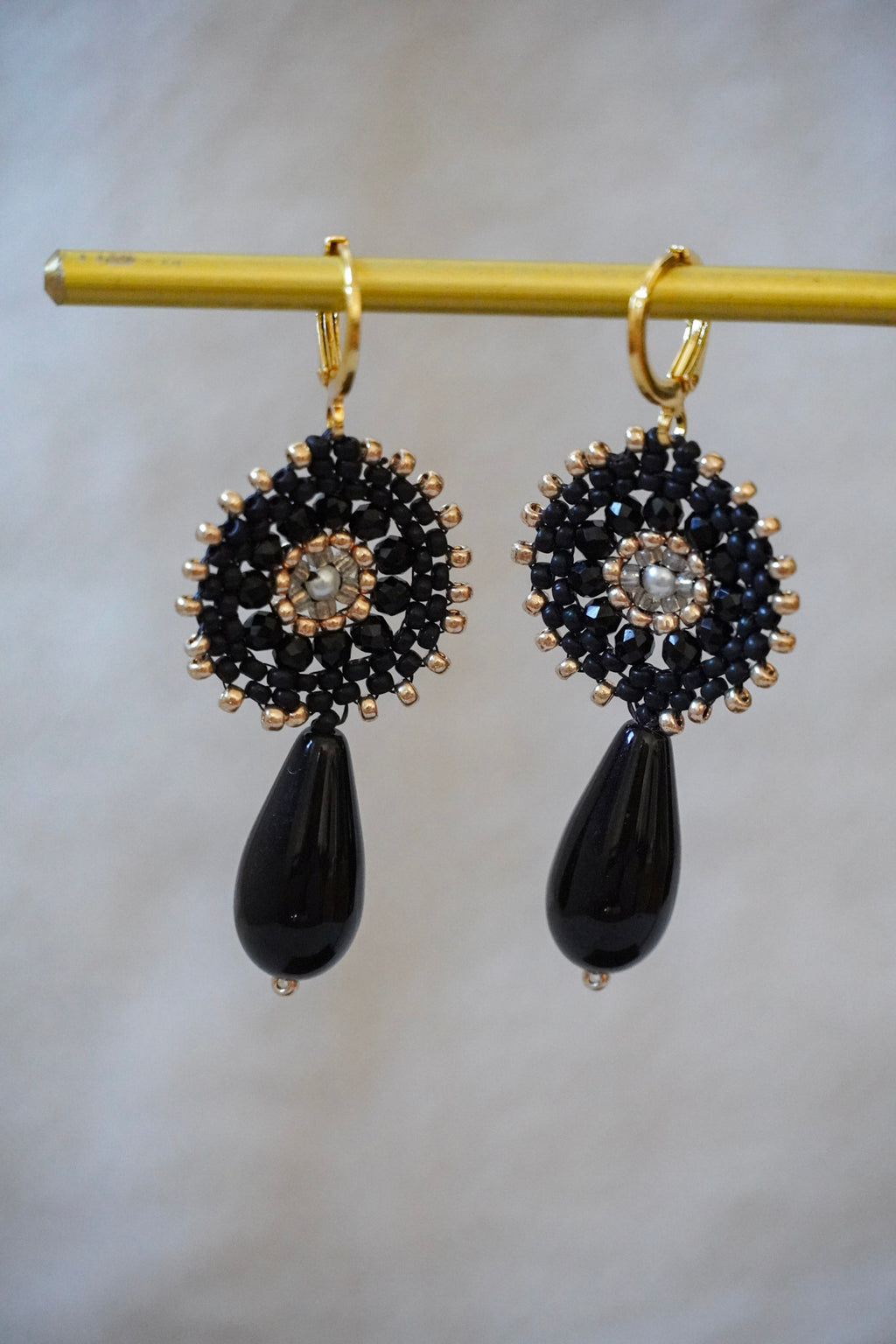 Modell "Ilvy" in schwarz/gold