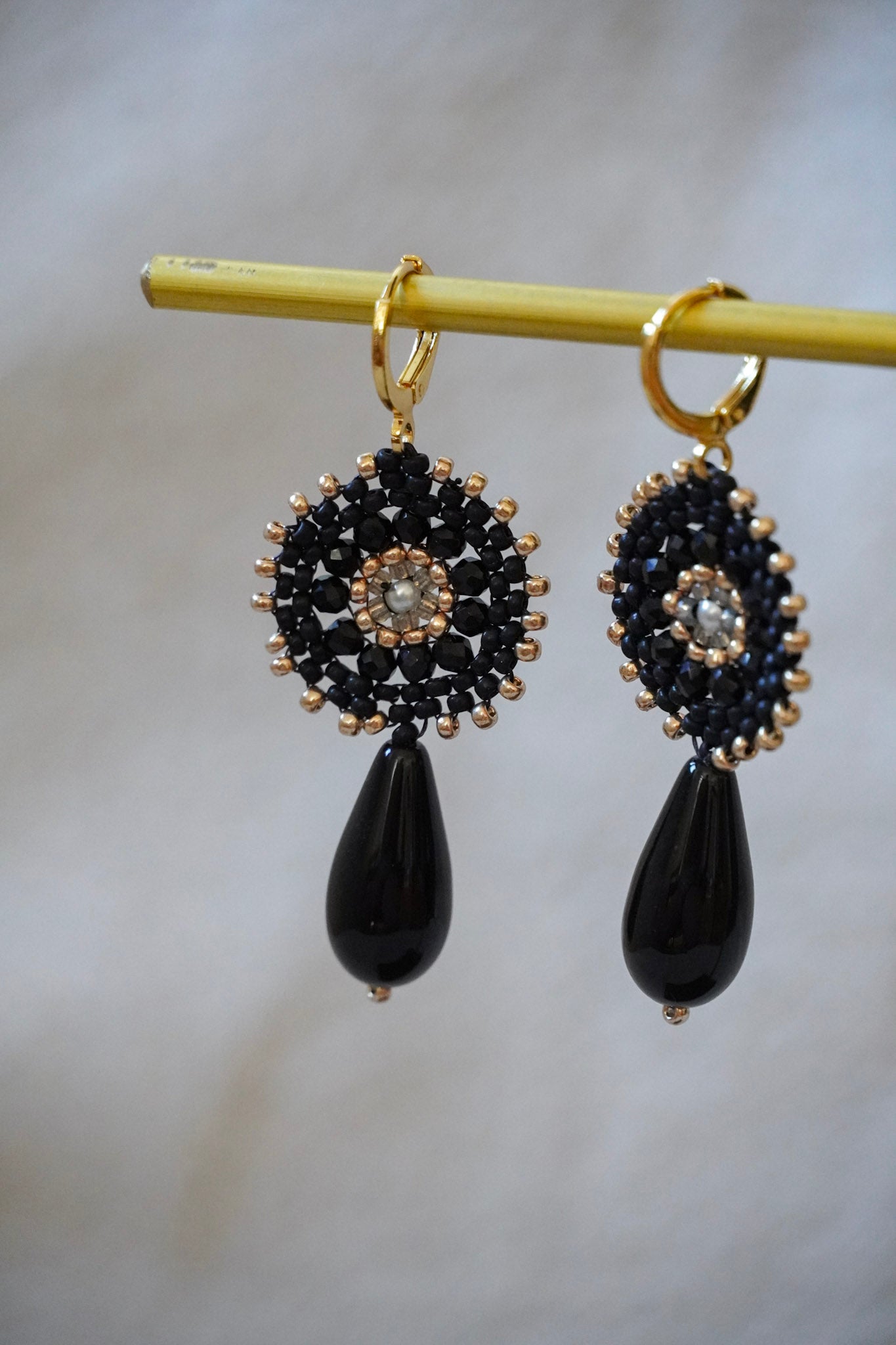 Modell "Ilvy" in schwarz/gold