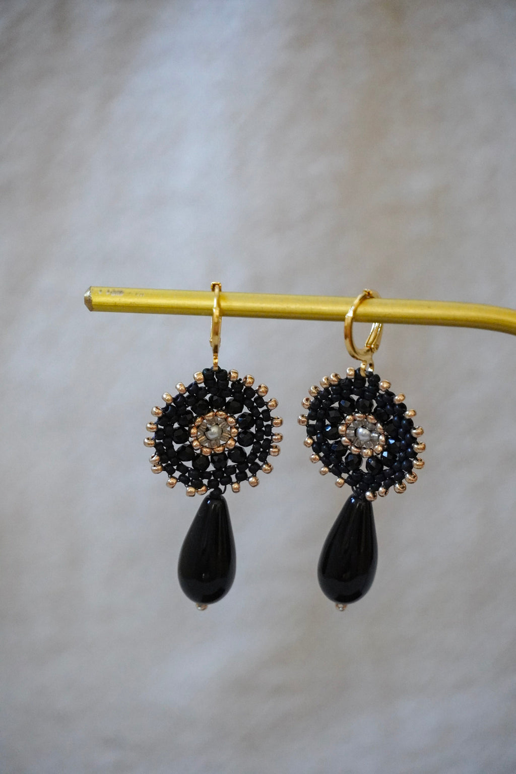Modell "Ilvy" in schwarz/gold