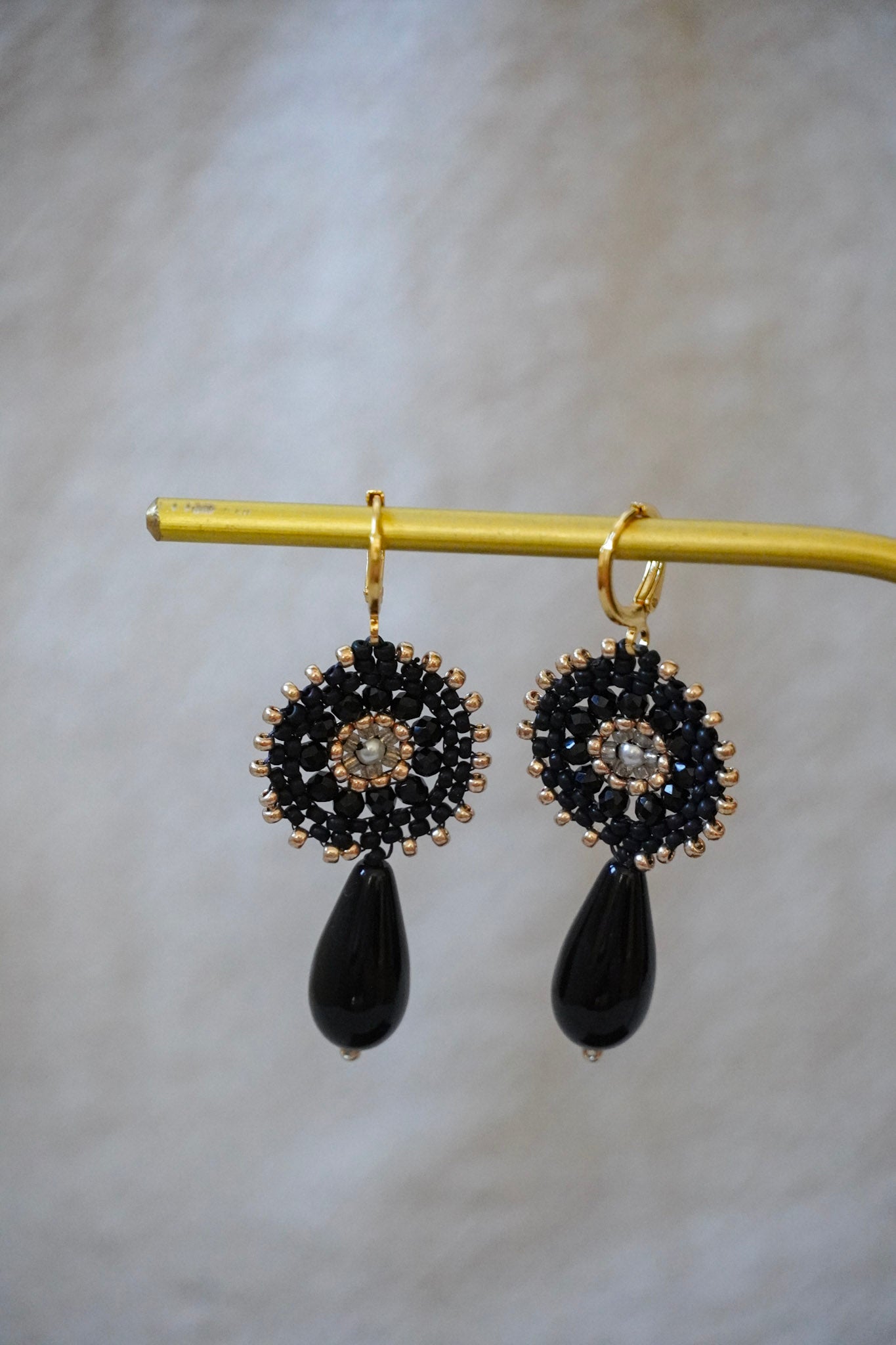 Modell "Ilvy" in schwarz/gold
