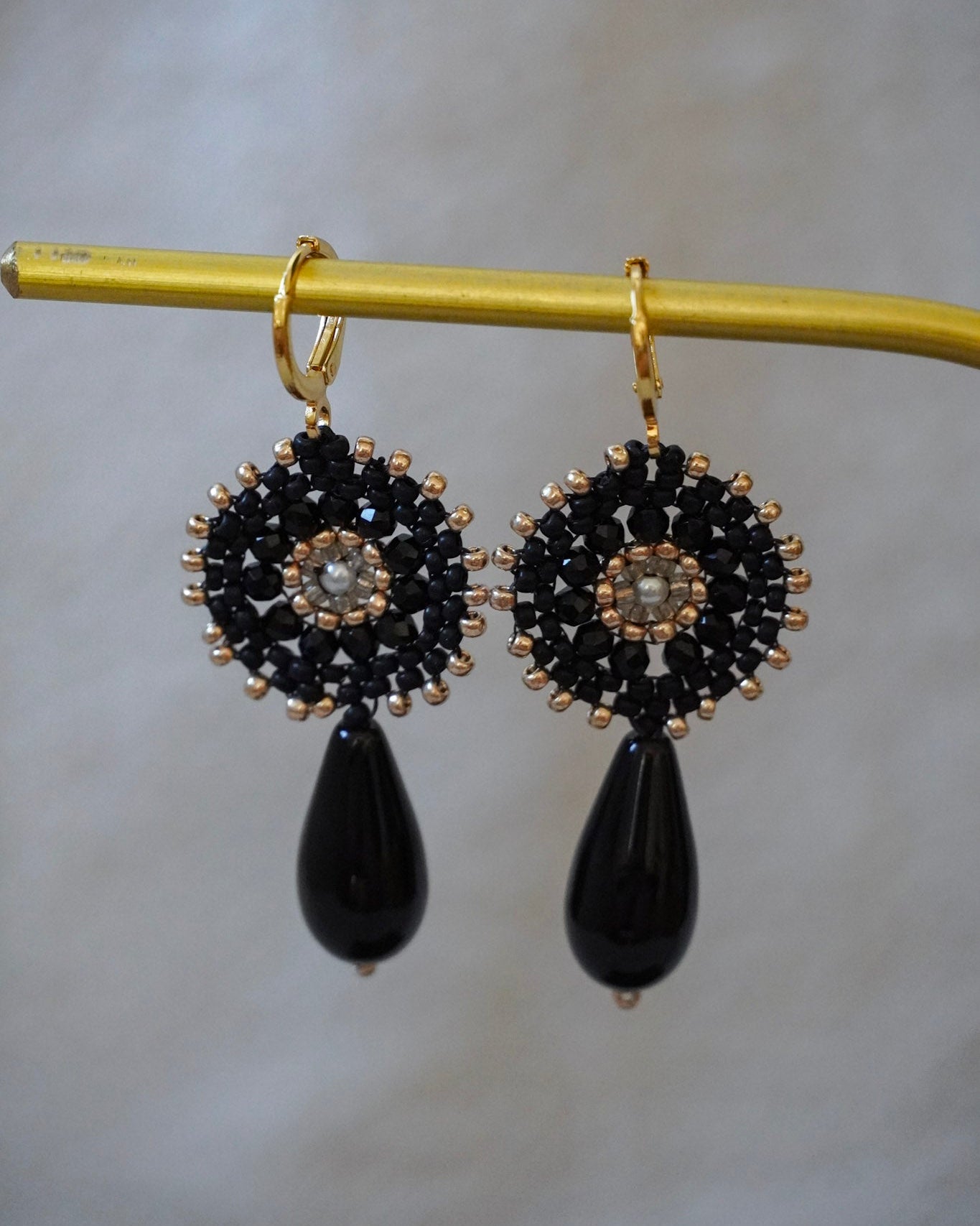 Modell "Ilvy" in schwarz/gold