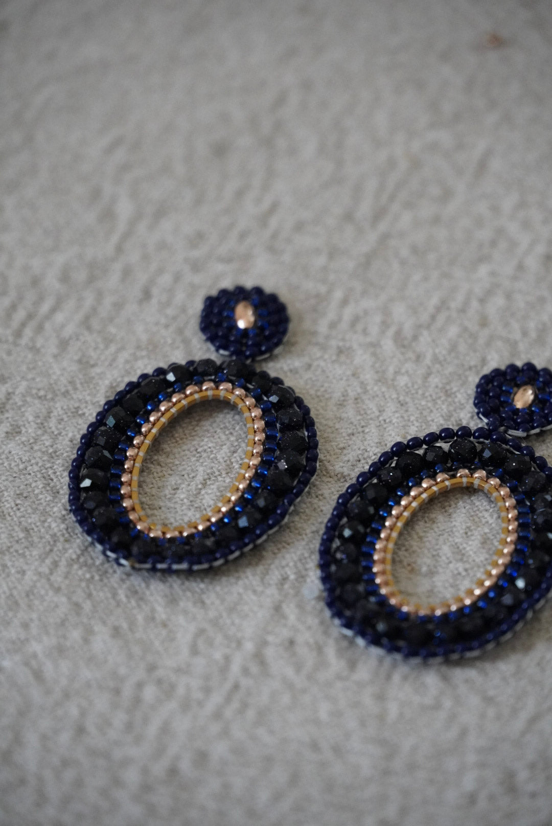 Modell "Emma" in dunkelblau/gold