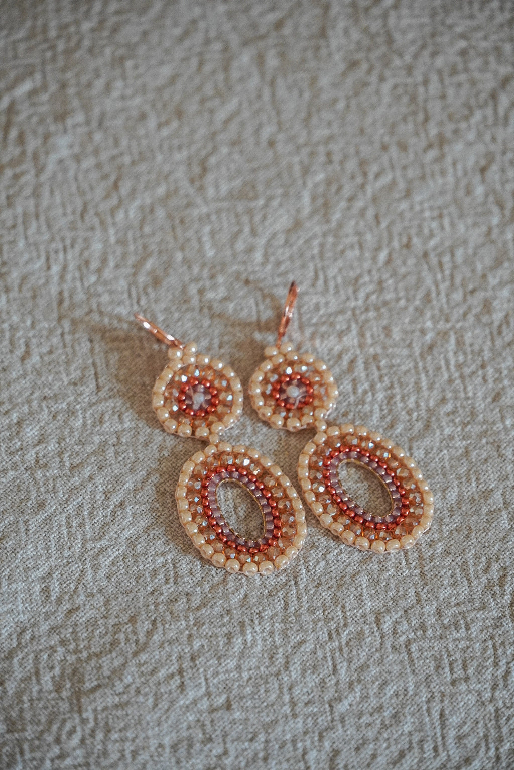 Modell "Moa" in Orange/Lachs