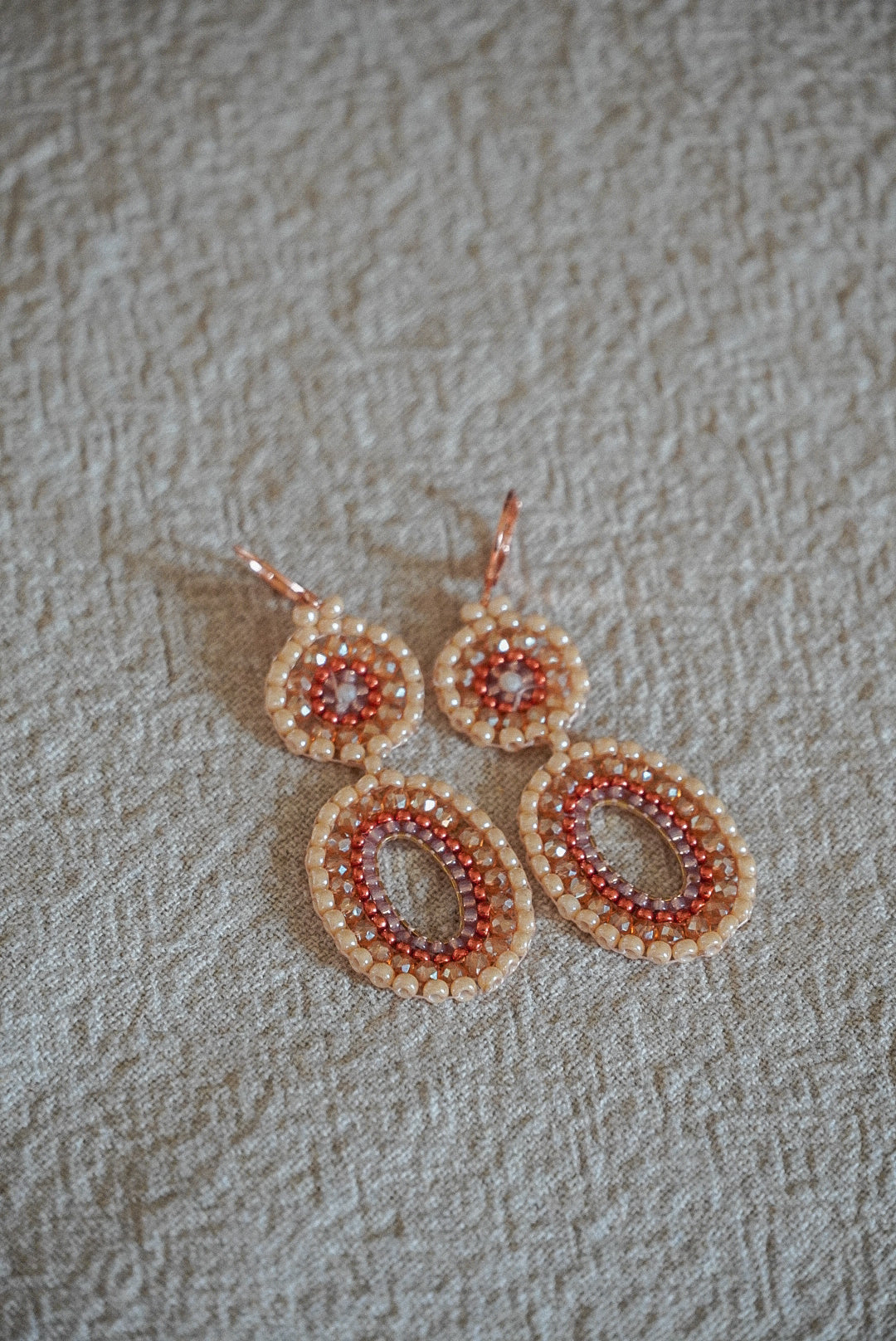 Modell "Moa" in Orange/Lachs