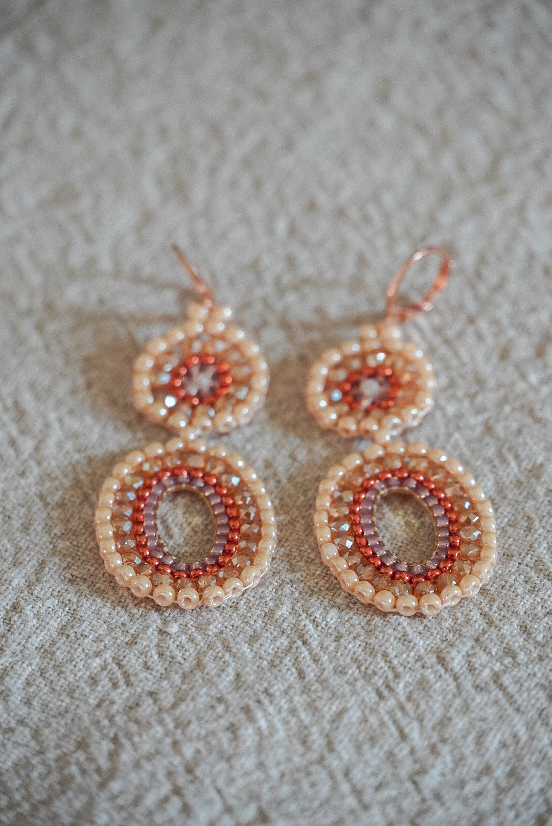 Modell "Moa" in Orange/Lachs