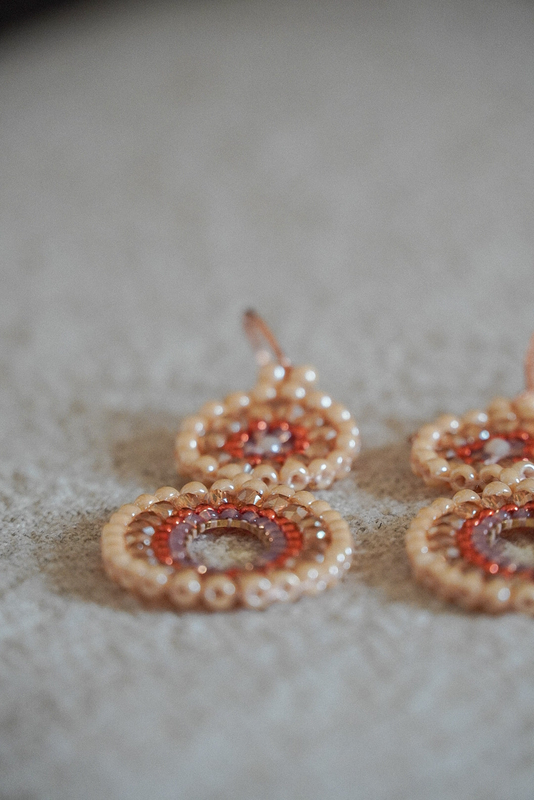 Modell "Moa" in Orange/Lachs