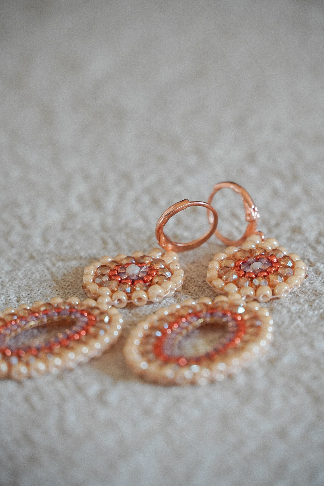 Modell "Moa" in Orange/Lachs