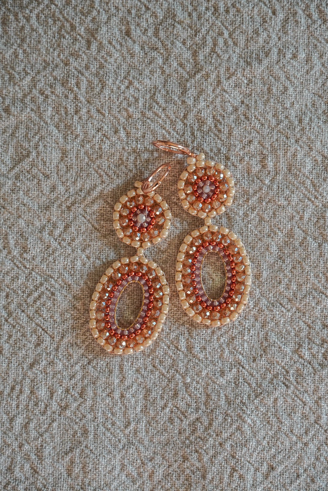 Modell "Moa" in Orange/Lachs