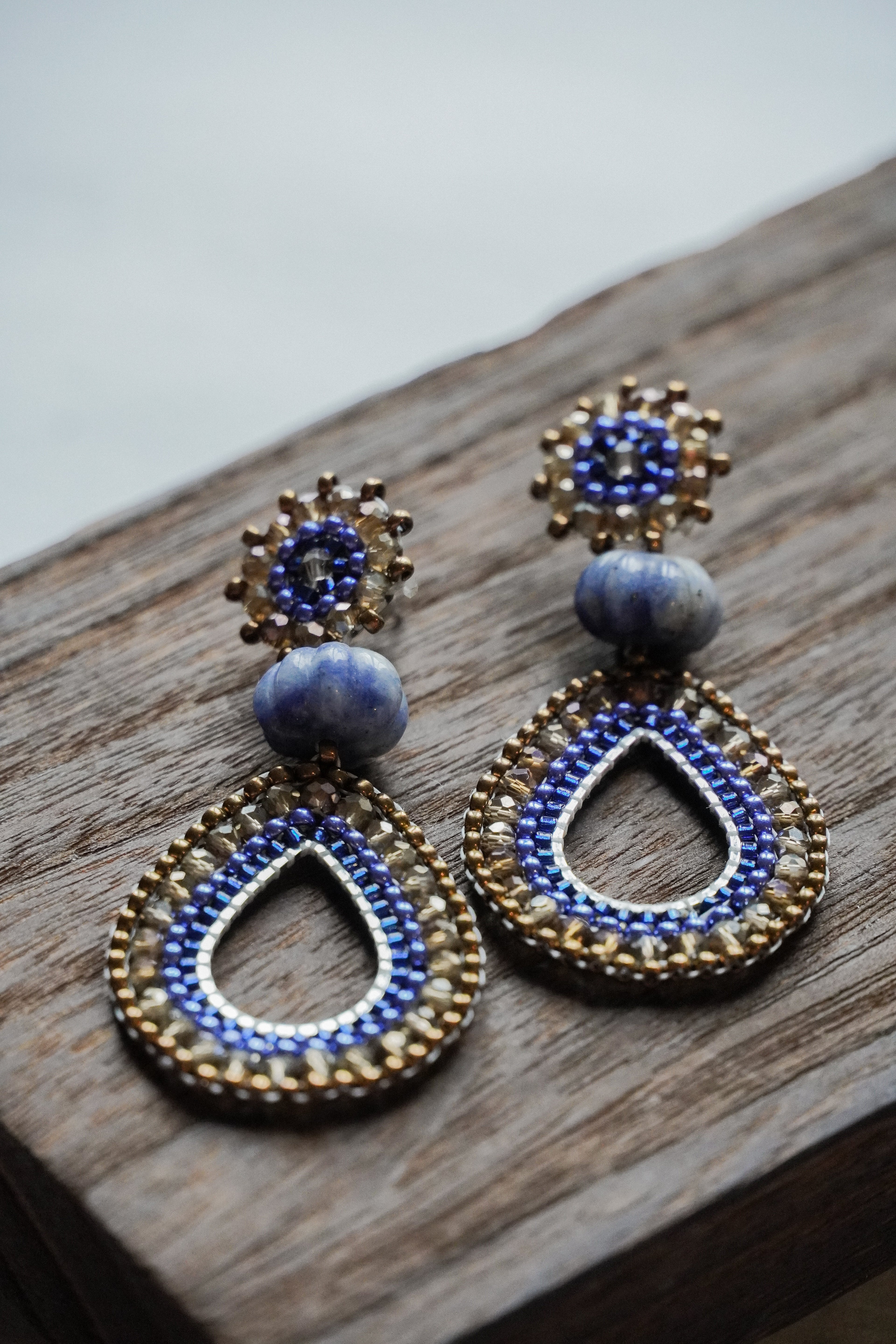 Modell „Frieda“ in Bronze/blau